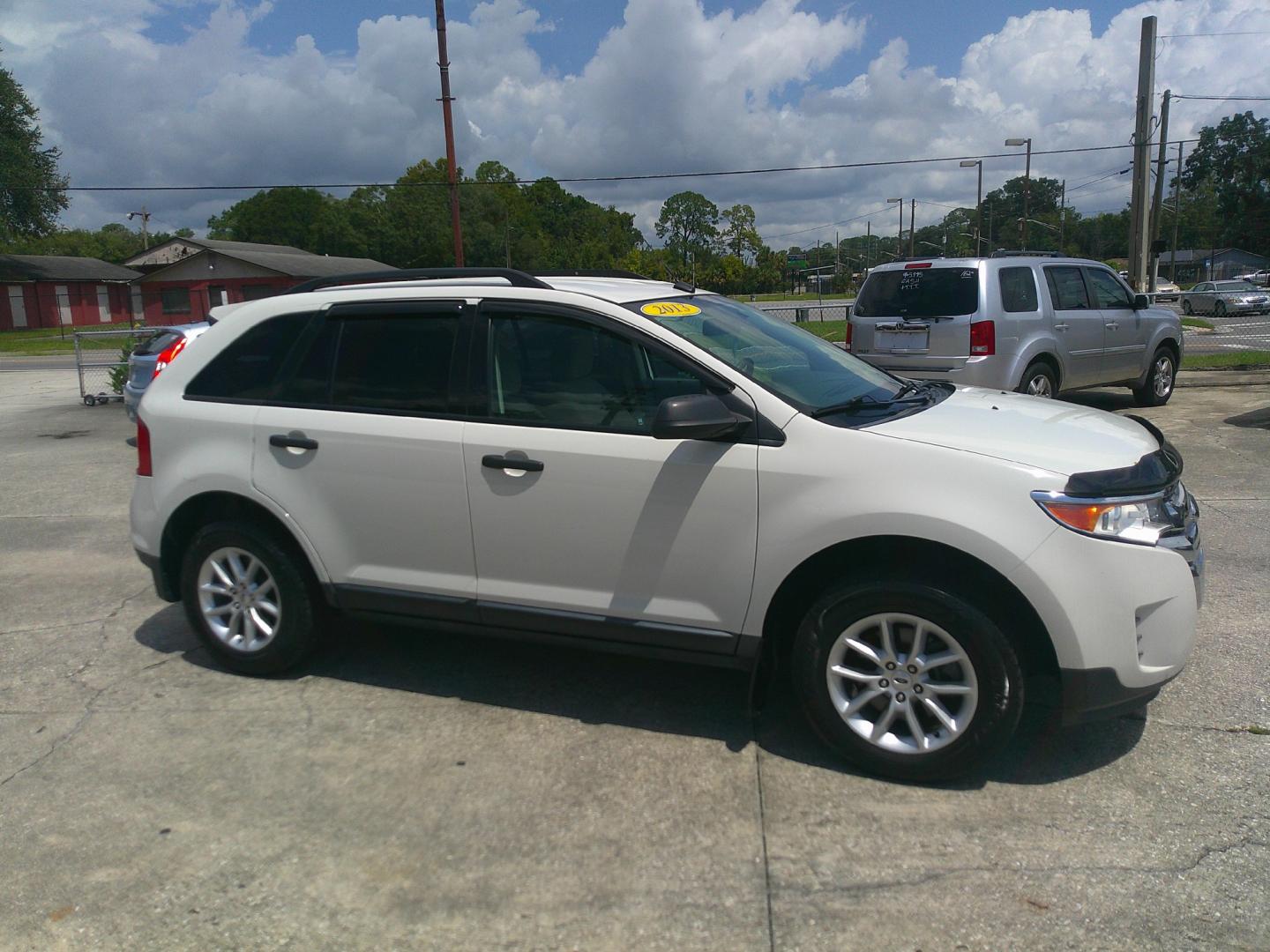 2013 WHITE FORD EDGE SE (2FMDK3GC2DB) , located at 1200 Cassat Avenue, Jacksonville, FL, 32205, (904) 695-1885, 30.302404, -81.731033 - Photo#2